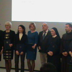 Grono laureatów nagrody za wybitne i nowatorskie rozwiązania w zakresie pomocy społecznej wraz z Panią Minister Elżbietą Rafalską